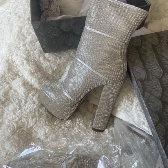 Perfect Renaissance world tour heels - Picture 3 of 8